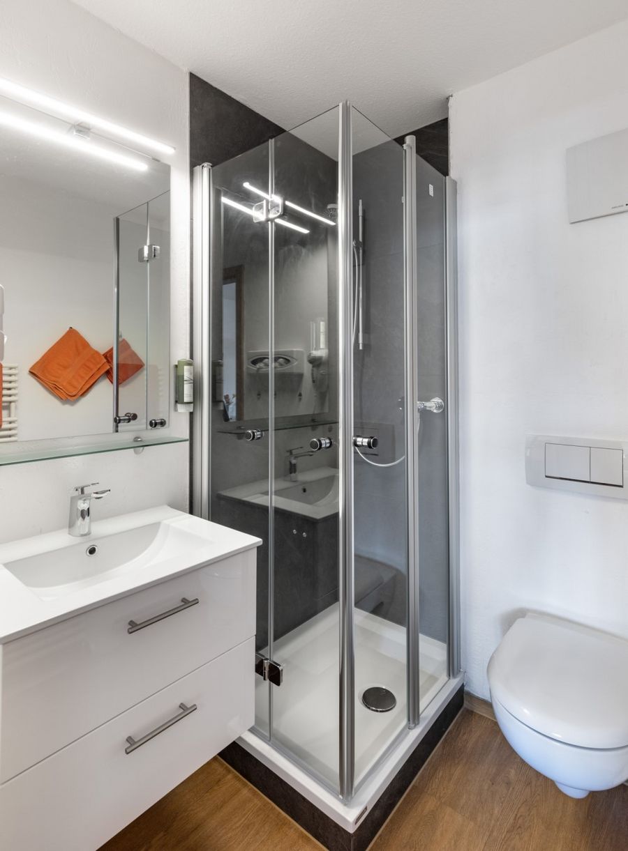 Bad Familienzimmer im Gästehaus Storchen